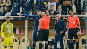 Momen Emosional Giroud: Banting Botol, Lempar Jaket, Dikartu Kuning