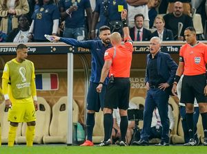 Momen Emosional Giroud: Banting Botol, Lempar Jaket, Dikartu Kuning