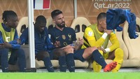 Kekesalan Giroud juga terekam dari momen ia melempar jaket tim. (Foto: PA Images via Getty Images/Martin Rickett - PA Images)