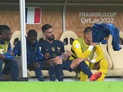 Kekesalan Giroud juga terekam dari momen ia melempar jaket tim. (Foto: PA Images via Getty Images/Martin Rickett - PA Images)