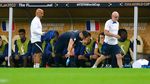 Momen Emosional Giroud: Banting Botol, Lempar Jaket, Dikartu Kuning