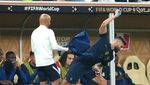 Momen Emosional Giroud: Banting Botol, Lempar Jaket, Dikartu Kuning