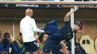Ia ditarik keluar saat Prancis tertinggal 0-2 dan gagal memberikan dampak. Sesaat setelah keluar lapangan, Giroud tampak membanting botol minum. (Foto: PA Images via Getty Images/Martin Rickett - PA Images)