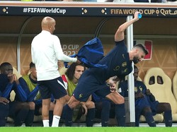 Ia ditarik keluar saat Prancis tertinggal 0-2 dan gagal memberikan dampak. Sesaat setelah keluar lapangan, Giroud tampak membanting botol minum. (Foto: PA Images via Getty Images/Martin Rickett - PA Images)