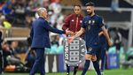 Momen Emosional Giroud: Banting Botol, Lempar Jaket, Dikartu Kuning