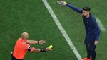 Momen Emosional Giroud: Banting Botol, Lempar Jaket, Dikartu Kuning