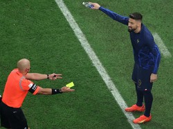 Giroud pada akhirnya dikartu kuning seiring memanasnya atmosfer pertandingan karena protes. Prancis sempat menyamakan skor dua kali dan memaksa laga berjalan hingga adu penalti. (Foto: AFP via Getty Images/GIUSEPPE CACACE)