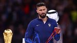 Momen Emosional Giroud: Banting Botol, Lempar Jaket, Dikartu Kuning
