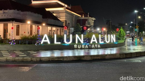 Gemerlap Ornamen Natal Hiasi Jalanan Kota Surabaya