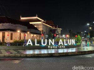 Gemerlap Ornamen Natal Hiasi Jalanan Kota Surabaya