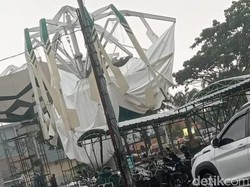 Satu Payung Madinah di Kota Pasuruan Rusak Diterpa Hujan