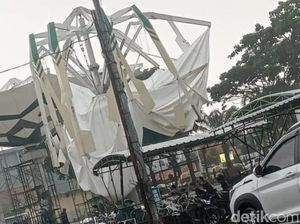 Satu Payung Madinah di Kota Pasuruan Rusak Diterpa Hujan Satu Payung Madinah di Kota Pasuruan Rusak Diterpa Hujan