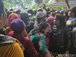 Tolak Dipindah, Pedagang Pasar Larangan Sidoarjo Saling Dorong dengan Petugas