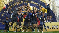 Hugo Lloris mengangkat trofi Piala Dunia untuk merayakan bersama rekan satu timnya setelah Final Piala Dunia FIFA 2018 antara Perancis dan Kroasia di Stadion Luzhnikim, Moskow, Rusia, Minggu (15/12/2018). (Matthias Hangst/Getty Images)  