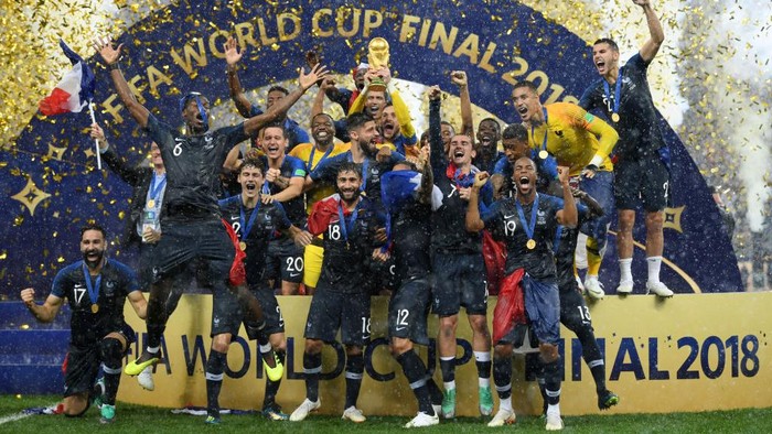 MOSCOW, RUSSIA - JULY 15:  Hugo Lloris of France lifts the World Cup trophy to celebrate with his teammates after the 2018 FIFA World Cup Final between France and Croatia at Luzhniki Stadium on July 15, 2018 in Moscow, Russia.  (Photo by Matthias Hangst/Getty Images)