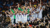 Philipp Lahm mengangkat trofi Piala Dunia dengan rekan setimnya setelah mengalahkan Argentina 1-0 selama pertandingan Final Piala Dunia FIFA 2014 Brasil antara Jerman dan Argentina di Maracana, Rio de Janeiro, Brasil, Minggu (13/7/2014). (Matthias Hangst/Getty Images)  