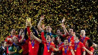 Fernando Llorente merayakan dengan rekan setimnya saat ia mengangkat trofi Piala Dunia selama pertandingan Final Piala Dunia FIFA 2010 Afrika Selatan antara Belanda dan Spanyol di Stadion Soccer City, Johannesburg, Afrika Selatan, Minggu (11/7/2010). (Jamie McDonald/Getty Images)  