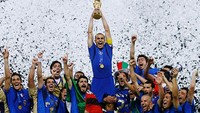 Para pemain Italia merayakan saat Fabio Cannavaro dari Italia mengangkat trofi Piala Dunia menyusul kemenangan dalam adu penalti di akhir pertandingan Final Piala Dunia FIFA Jerman 2006 antara Italia dan Prancis di Stadion Olimpiade, Berlin, Jerman, Minggu (6/6/2006). (Shaun Botterill/Getty Images)  