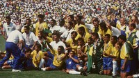 Pemain Brasil merayakan kemenangan mereka di final Piala Dunia FIFA 1994 di Rose Bowl, Pasadena, California, Amerika Serikat, Minggu (18/7/1994). (Henri Szwarc/Getty Images)  