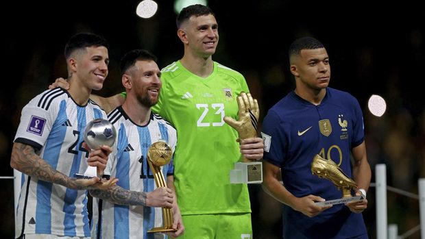 Soccer Football - FIFA World Cup Qatar 2022 - Final - Argentina v France - Lusail Stadium, Lusail, Qatar - December 18, 2022  Argentina's Lionel Messi with the golden ball award alongside winner of the golden boot award, France's Kylian Mbappe, winner of the golden glove award, Argentina's Emiliano Martinez and winner of young player Argentina's Enzo Fernandez during the trophy ceremony REUTERS/Hannah Mckay
