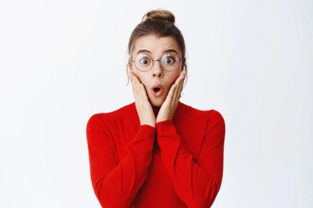 Perempuan berekspresi kaget