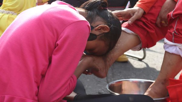 Momen Haru Ratusan Anak Basuh hingga Cium Kaki Ibunya