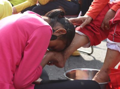 Momen Haru Ratusan Anak Basuh hingga Cium Kaki Ibunya