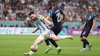 Performa positif Timnas Argentina berlanjut di laga babak semifinal melawan Kroasia, Rabu (14/12/2022). Pada laga menentukan tersebut, La Albiceleste menang telak dengan skor 3-0. Lionel Messi kembali menjadi bintang. Getty Images/Clive Brunskill  