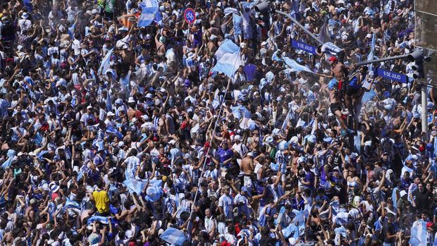 Argentine soccer fans celebrate their team's World Cup victory over France, in Buenos Aires, Argentina, Sunday, Dec. 18, 2022. (AP Photo/Matilde Campodonico)