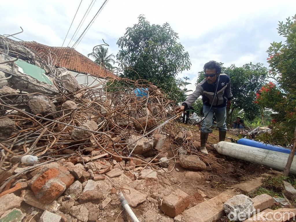 Pembersihan Puing Bangunan Terdampak Gempa Cianjur Dikebut