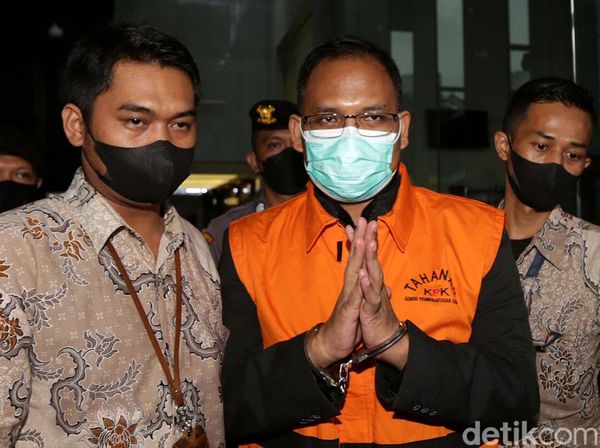 Potret Hakim Yustisial MA Edy Wibowo Diborgol dan Berbaju Tahanan