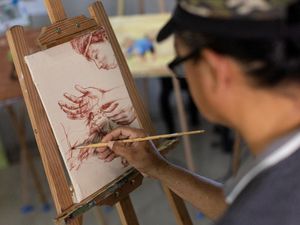 Potret Seniman Filipina yang Gunakan Darahnya untuk Melukis