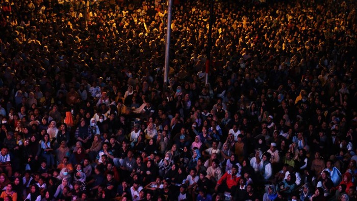 Potret Supporter Fanatik Timnas Argentina di Ternate Sejumlah pendukung fanatik tim sepak bola Argentina berpose sebelum mengikuti nonton bareng laga Final Piala Dunia Qatar 2022 Argentina melawan Prancis di Benteng Oranje, Kota Ternate, Maluku Utara, Minggu (18/12/2022) malam. Argentina berhasil mengalahkan Prancis melalui adu penalti 4-2 usai bermain seri 3-3 sampai extra time dan berhasil merebut trofi juara Piala Dunia 2022 Qatar. ANTARA FOTO/Andri Saputra/YU/aww.