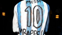 Tampak salah satu warga yang mengecat badannya menyerupai kaos tim sepakbola milik Messi.