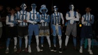 Para suporter ini rela mengecat badannya menyerupai baju tim sepakbola idolanya.