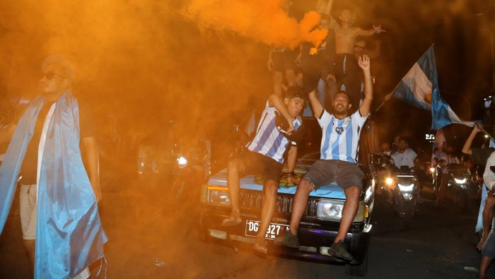 Potret Supporter Fanatik Timnas Argentina di Ternate Sejumlah pendukung fanatik tim sepak bola Argentina berpose sebelum mengikuti nonton bareng laga Final Piala Dunia Qatar 2022 Argentina melawan Prancis di Benteng Oranje, Kota Ternate, Maluku Utara, Minggu (18/12/2022) malam. Argentina berhasil mengalahkan Prancis melalui adu penalti 4-2 usai bermain seri 3-3 sampai extra time dan berhasil merebut trofi juara Piala Dunia 2022 Qatar. ANTARA FOTO/Andri Saputra/YU/aww.