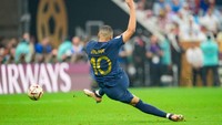 Gol itu menambah semangat Prancis. Menit ke-81, Les Bleus menyamakan kedudukan. Mbappe kembali mencetak gol usai menerima umpan Marcus Thuram. Skor menjadi 2-2. Ulrik Pedersen/Getty Images/DeFodi Images