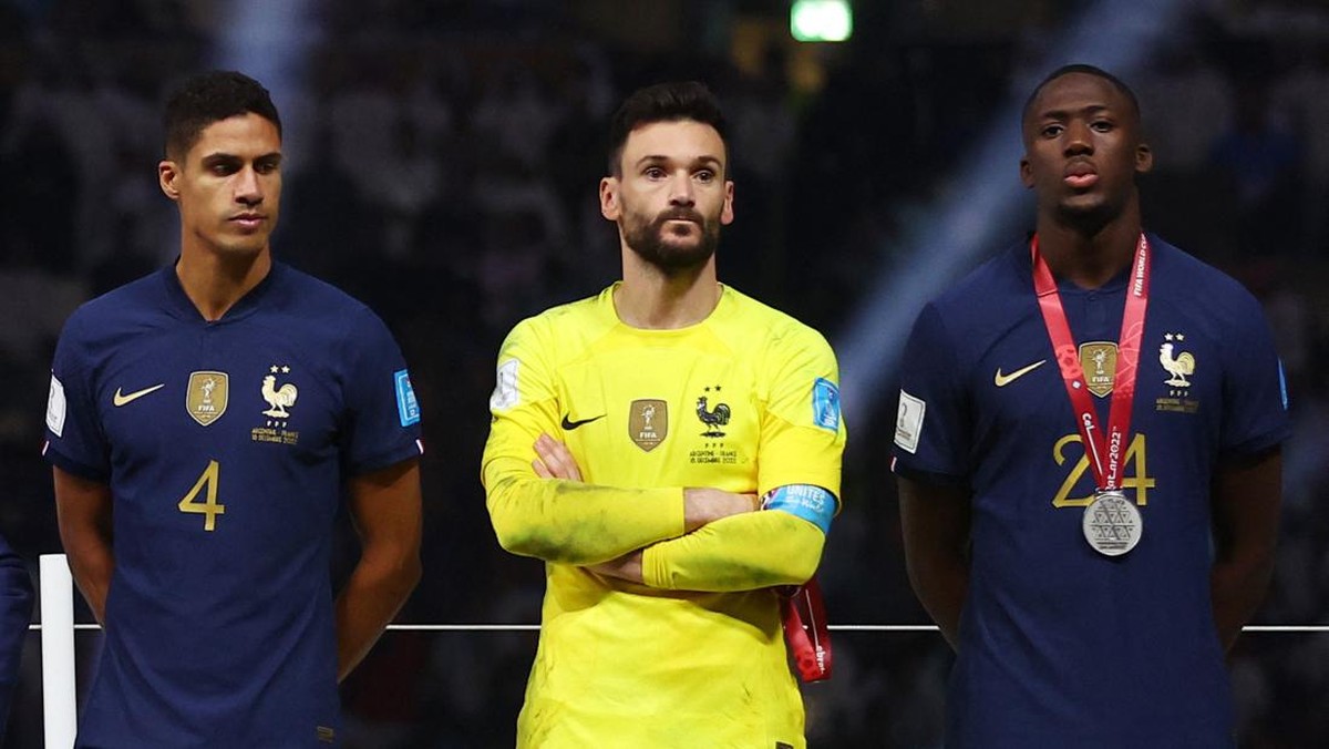 Bek Prancis Raphael Varane (kiri) mengatakan timnya kalah secara terhormat di final Piala Dunia 2022. (Foto: REUTERS/CARL RECINE)