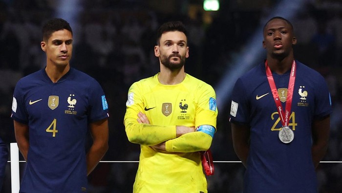 Soccer Football - FIFA World Cup Qatar 2022 - Final - Argentina v France - Lusail Stadium, Lusail, Qatar - December 18, 2022 Frances Raphael Varane, Hugo Lloris and Ibrahima Konate look dejected after receiving their silver medals REUTERS/Carl Recine