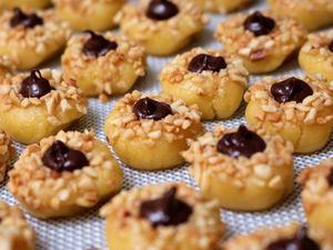 Resep Kue Thumbprint Cokelat Kacang yang Renyah untuk Suguhan Natal Resep Kue Thumbprint Cokelat Kacang yang Renyah untuk Suguhan Natal