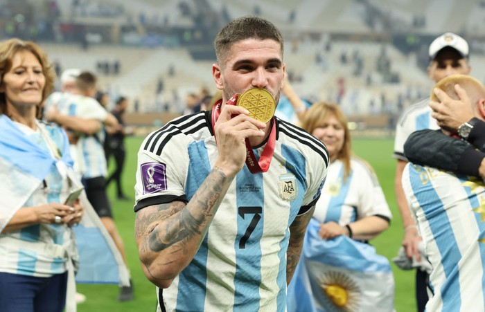 LUSAIL CITY, QATAR - DECEMBER 18: Rodrigo De Paul of Argentina kisses The FIFA World Cup Qatar 2022 Winners Medal after the teams victory during the FIFA World Cup Qatar 2022 Final match between Argentina and France at Lusail Stadium on December 18, 2022 in Lusail City, Qatar. (Photo by Julian Finney/Getty Images)