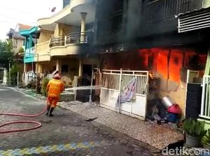 Rumah 3 Lantai Tempat Usaha Katering di GKB Gresik Ludes Terbakar