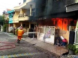 Rumah 3 Lantai Tempat Usaha Katering di GKB Gresik Ludes Terbakar