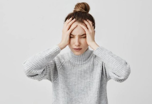 Perempuan sedang sakit kepala