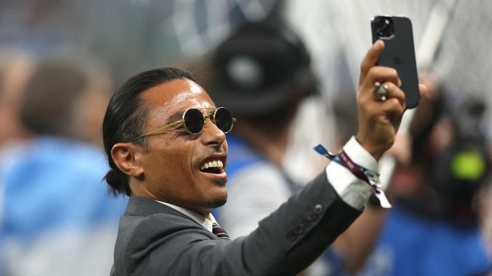 Salt Bae, Argentina Juara Dunia LUSAIL CITY, QATAR - DECEMBER 18: Nusret Goekce, nicknamed Salt Bae looks on after the FIFA World Cup Qatar 2022 Final match between Argentina and France at Lusail Stadium on December 18, 2022 in Lusail City, Qatar. (Photo by Lars Baron/Getty Images)