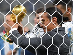 Netizen berpandangan, trofi juara Piala Dunia tidak bisa sembarangan dipegang. Apalagi buat sosok yang tidak termasuk ke dalam skuad juara! Foto: Getty Images/Dan Mullan