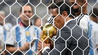 Tak cuma memegang, Salt Bae juga mengecup trofi buat kampiun Piala Dunia tersebut. Foto: Getty Images/Dan Mullan