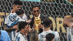 Salt Bae Pegang-Kecup Trofi Piala Dunia, Bikin Netizen Panas!