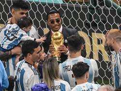 Yang kemudian jadi sorotan netizen adalah momen Salt Bae memegang trofi juara. Foto: dpa/picture alliance via Getty I/picture alliance