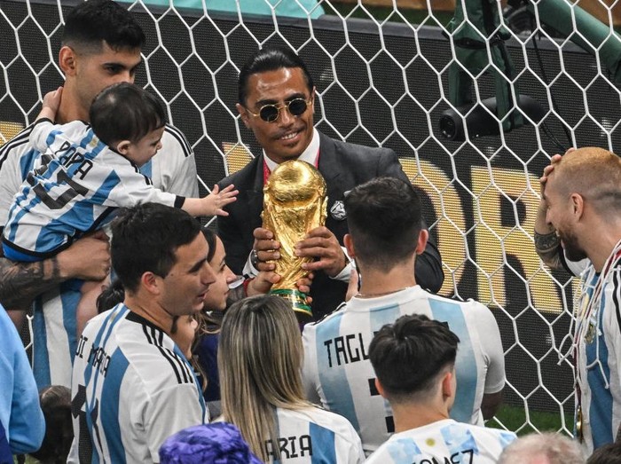 18 December 2022, Qatar, Lusail: Soccer, World Cup, Argentina - France, final round, final, Lusail Stadium, Turkish restaurateur Nusret Gökçe with the World Cup trophy. Photo: Robert Michael/dpa (Photo by Robert Michael/picture alliance via Getty Images)